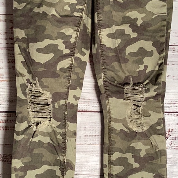 Mudd size 1 high rise Camo distressed jegging‘s - Picture 3 of 6